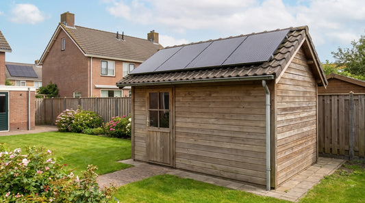 Nederlandse_houten_schuur_met_zonnepanelen_naast_een_woning