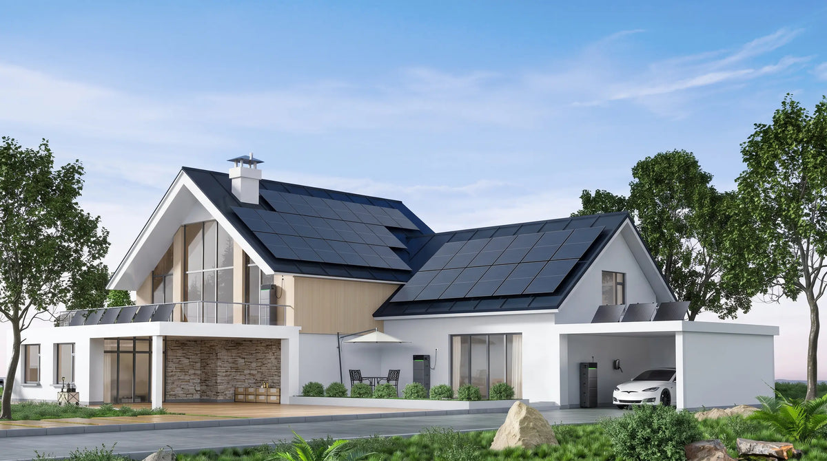 Batterie solaire Sunpura S2400 installée près d’un balcon équipé de panneaux solaires