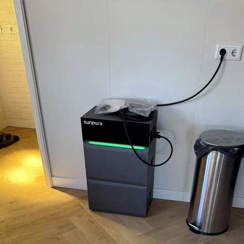 Batterie Sunpura branchée sur une prise à l’intérieur